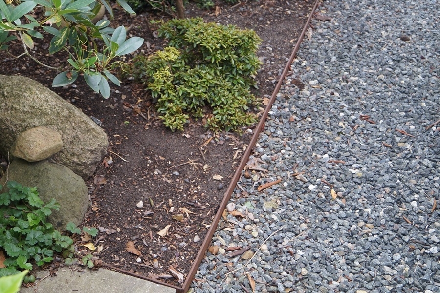 Jernkanter til bede - flot bedafgrænsning Jernkanter til bede - flot bedafgrænsning